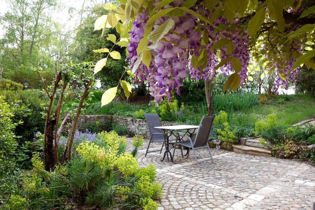 B&B / Chambre d'hôtes Les Jardins de Camelot 40 route de Camelot, 33141 Villegouge