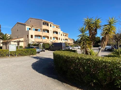 Appartement Les locations Cinaureva « Village de la mer » Bâtiment A appartement 106 959 Avenue du Général de Gaulle La Londe-les-Maures