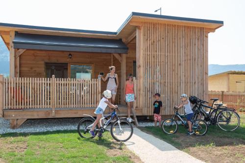 Les Lodges de la ViaRhôna / cabane-spa Virignin france