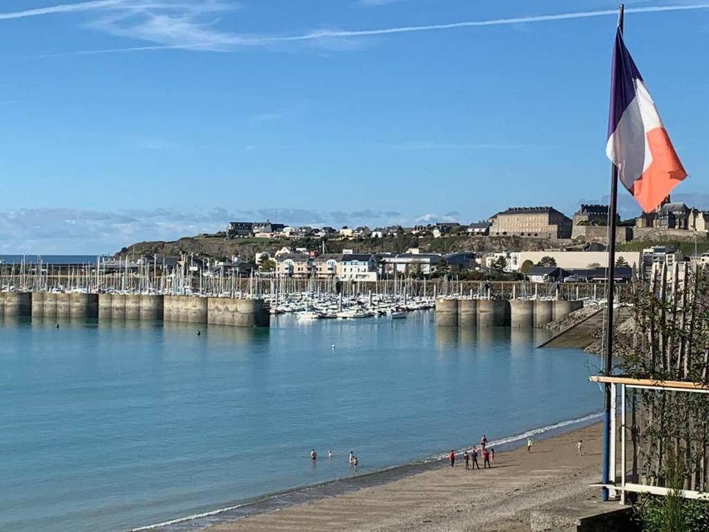 Appartement Les pieds dans l'eau accès direct à la plage ! 32 Rue Saint-Gaud, 50400 Granville