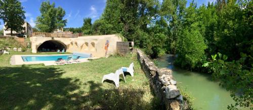 Les pieds dans l'eau - Gîte de L'olivier - Plage privée Blacons france