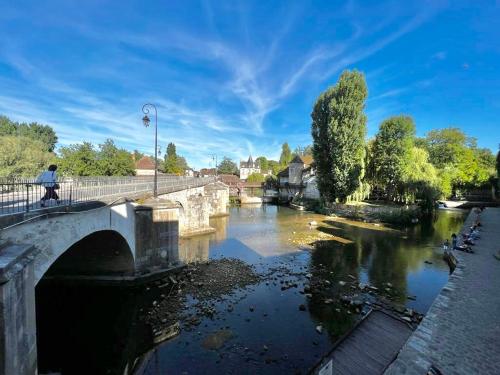 LES PIEDS DANS L’EAU - MORET CENTRE Moret-sur-Loing france