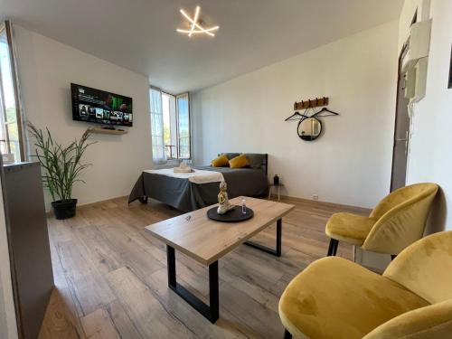 Appartement LES PIEDS DANS L’EAU - MORET CENTRE 70 Rue Grande Moret-sur-Loing