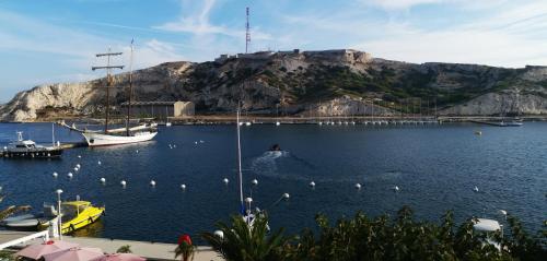 Les pieds dans l'eau sur l'Ile du Frioul Marseille france