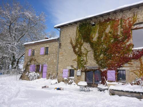 B&B / Chambre d'hôtes Les Pierres Davélie 2 chemin de l'hort Le Redondet Saint-Éloy-la-Glacière