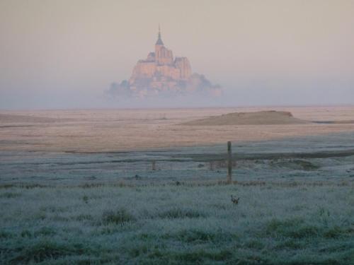 B&B / Chambre d'hôtes Les Pres-Salés 82 route du Mont St Michel Courtils