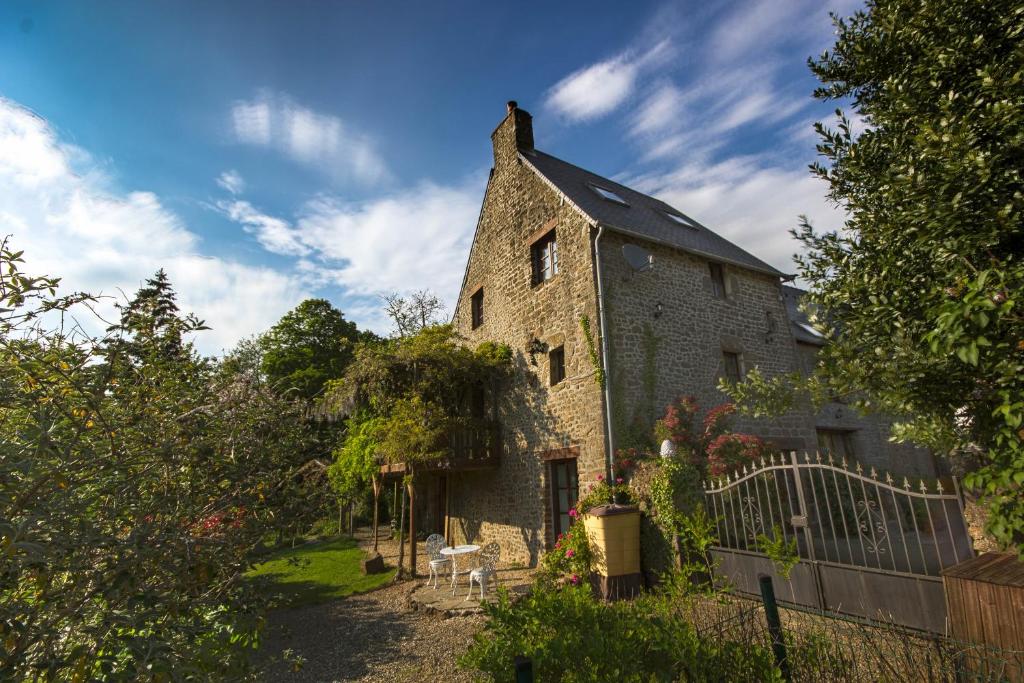 B&B / Chambre d'hôtes Les Quatre Siècles Hercé 4, Les Alleries, 53120 Hercé