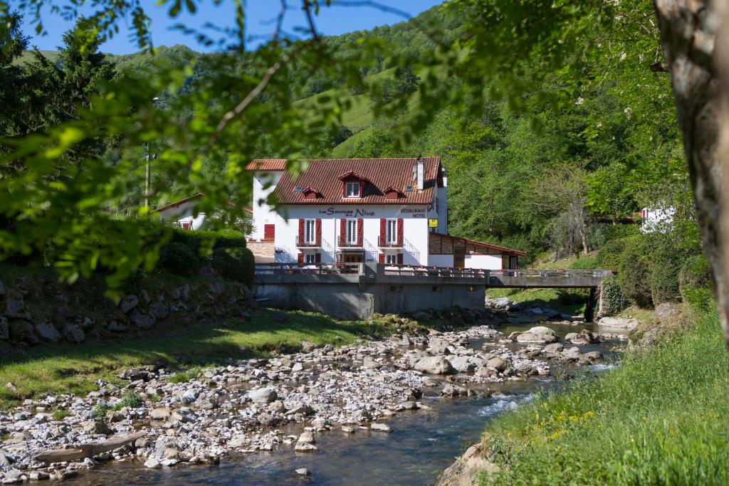 Hôtel Les Sources de La Nive Quartier Béhérobie, 64220 Estérençuby