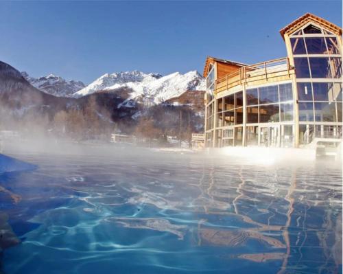 Appartement Les Suites du Monetier, alliant le charme et l'authenticité d'un chalet de prestige au cœur du village 47 Rue Saint-Eldrade Le Monêtier-les-Bains