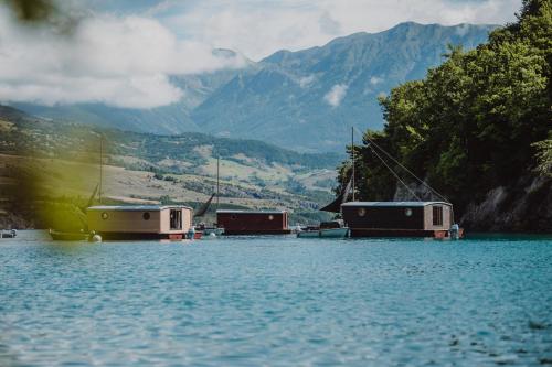 Les Toues Cabanées du lac Le Sauze-du-Lac france