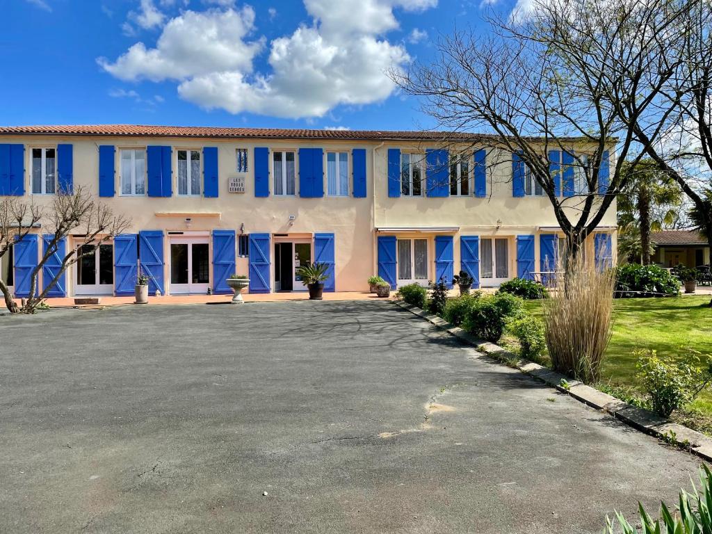 Maison d'hôtes Les trois cèdres Route Nationale 137, 17230 Saint-ouen-dʼAunis