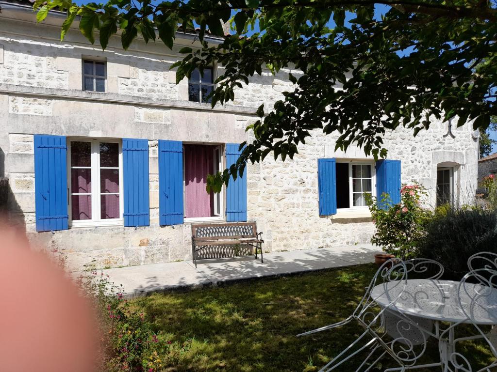 Maison de vacances LES VOLETS BLEUS 9 CHEZ GOURRIER, 17500 Saint-Martial-de-Vitaterne