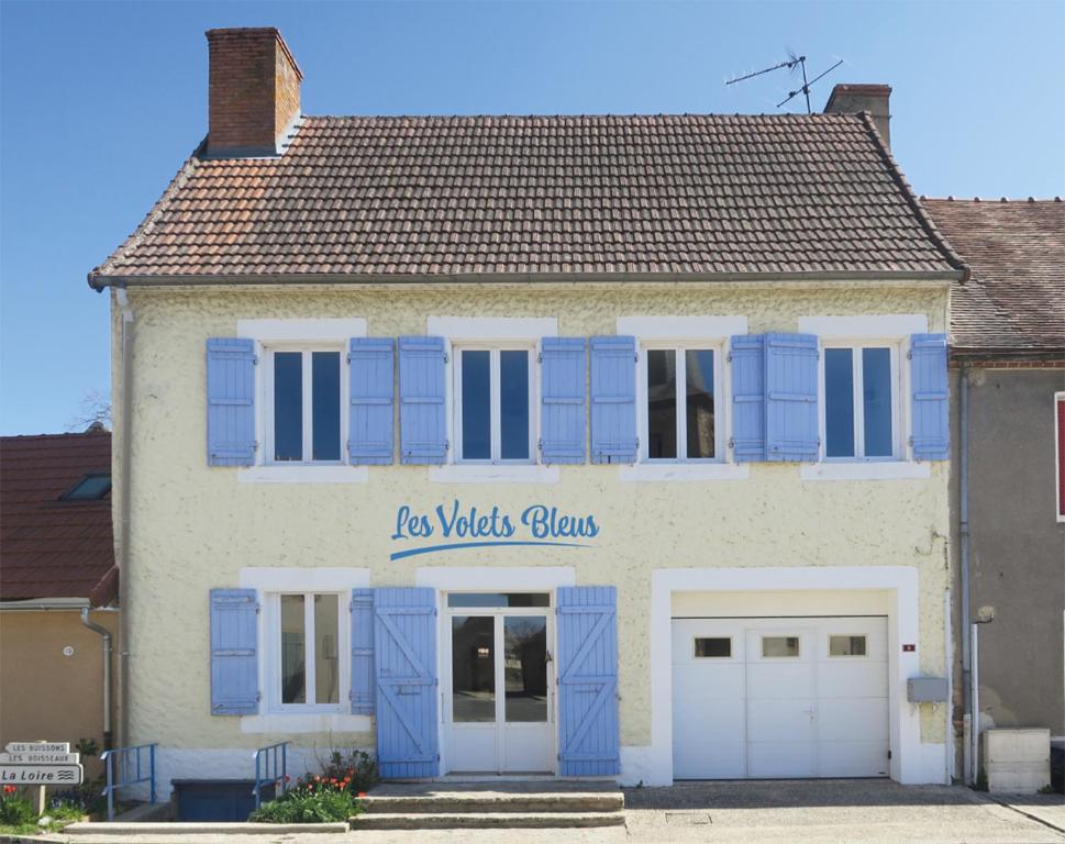 Maison de vacances Les Volets Bleus Le Bourg, 03470 Pierrefitte-sur-Loire