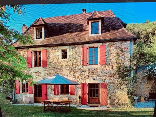 Les Volets Rouges Bézenac france