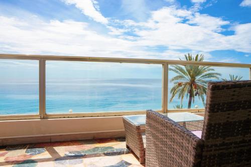 Appartement Like in a Boat , 2BR 2BA with big balcony in front of the sea 76 Promenade des Anglais Nice