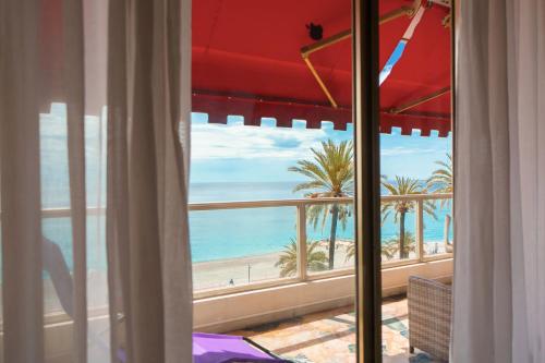 Like in a Boat , 2BR 2BA with big balcony in front of the sea Nice france