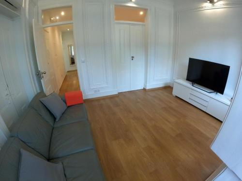 Lisbon, renewed T1 apartment with pateo near Martires da Patria Lisbonne portugal