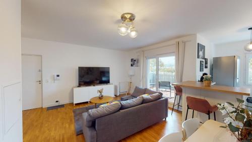 Live Like a Local Stylish 2BR with Balcony & Parking Saint-Denis france