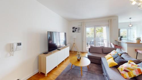 Appartement Live Like a Local Stylish 2BR with Balcony & Parking 11 Rue Flora Tristan Saint-Denis