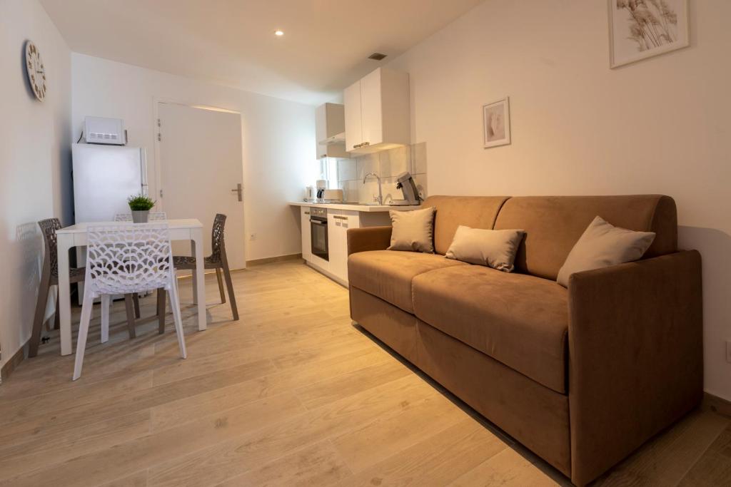 Appartement LOC TROTTEUR LE FLEUR DES CHAMPS F2 cosy, gare SNCF de Lourdes 1 Avenue Saint-Joseph, 65100 Lourdes