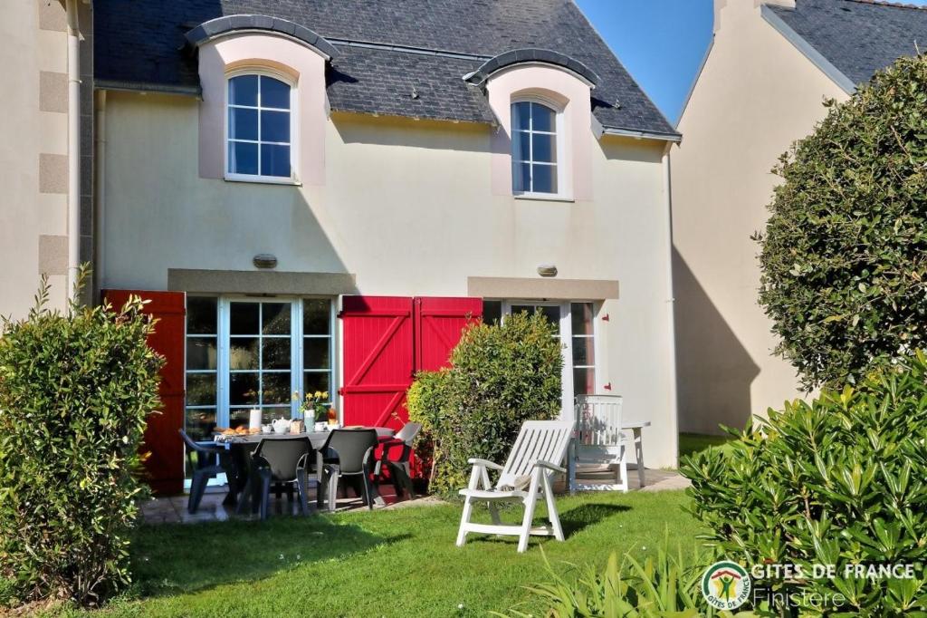 Maison de vacances LocaLise - Maison E4 au Guilvinec - A 20m de la mer avec jardin et piscine - Tout à pied, plages, port, centre, commerces, marché - Wifi inclus - Linge de lit inclus - Animaux bienvenus 65 Rue Jeanne d'Arc, 29730 Le Guilvinec