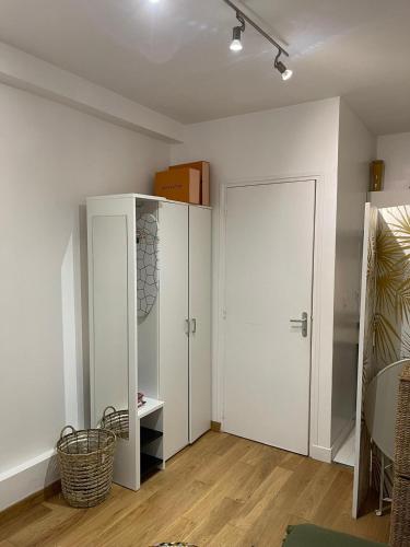 Appartement Location studio (12m) meublé XVI arrondissement 6 Avenue Raphaël Paris