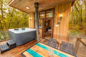 Lodge Cabanes dans les arbres avec spa Lot et Dordogne Le Mas del Bosc 46350 Lamothe-Fénelon Midi-Pyrénées