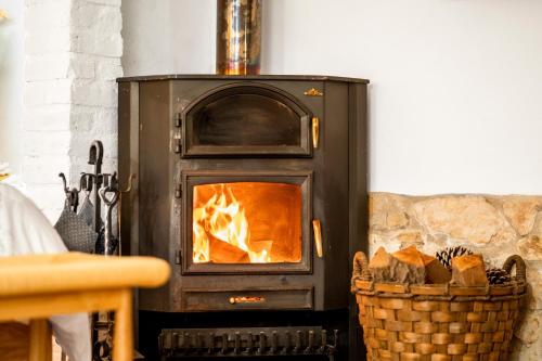 Nativo - Nature Studio with Wood Burner, Kitchenette and private external bathroom