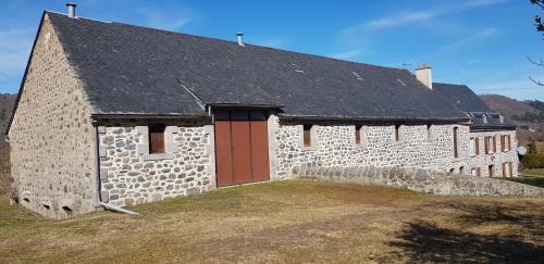 Maison de vacances Lodge-Sagne une ferme rénovée au cœur du Cantal à proximité de la station de ski du Lioran LONGESSAGNE, 15170 NEUSSARGUES EN PINATELLE. Neussargues en Pinatelle