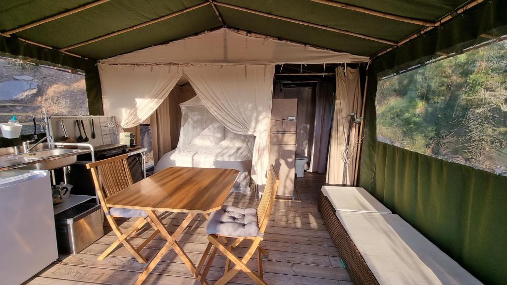 Tente de luxe LODGES SAFARI LES LAURIERS SUR îLE DU LEVANT 65 corniche 60 ÎLE DU LEVANT, 83400 Île du Levant