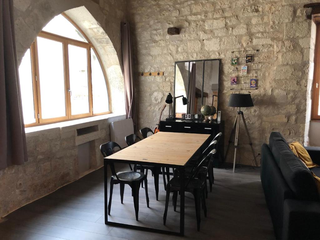 Maison de vacances Loft de charme centre de Montcuq 7 rue du tour de la vieille ville, 46800 Montcuq