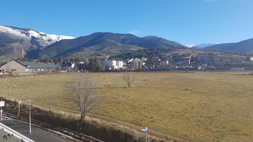 Séjour à la campagne Loft mansardé du train jaune avec vue sur les montagnes Route de Llivia, 66800 Saillagouse