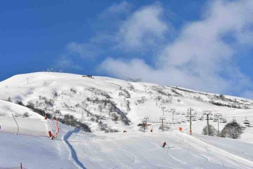 Logement 5 pers. Soyouz classé 2** skis aux pieds Le Corbier france