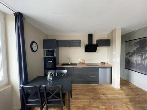 Appartement Logement a Brive avec terrasse près du centre-ville et de la Gare avec Netflix Fibre et Stationnements gratuits 11 Avenue Edmond Michelet Brive-la-Gaillarde