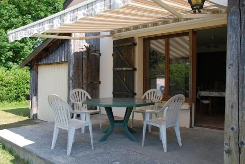 Logement de vacances dans maison individuelle. Monnet-la-Ville france