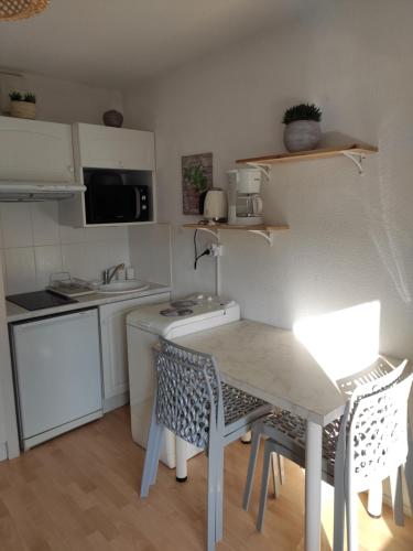 Appartement Logement entier : appartement en résidence 2 a 6 avenue Nina d'Asty   Les Marines 1   Bt 3    Apprt 98   RDC Les Sables dʼOlonne