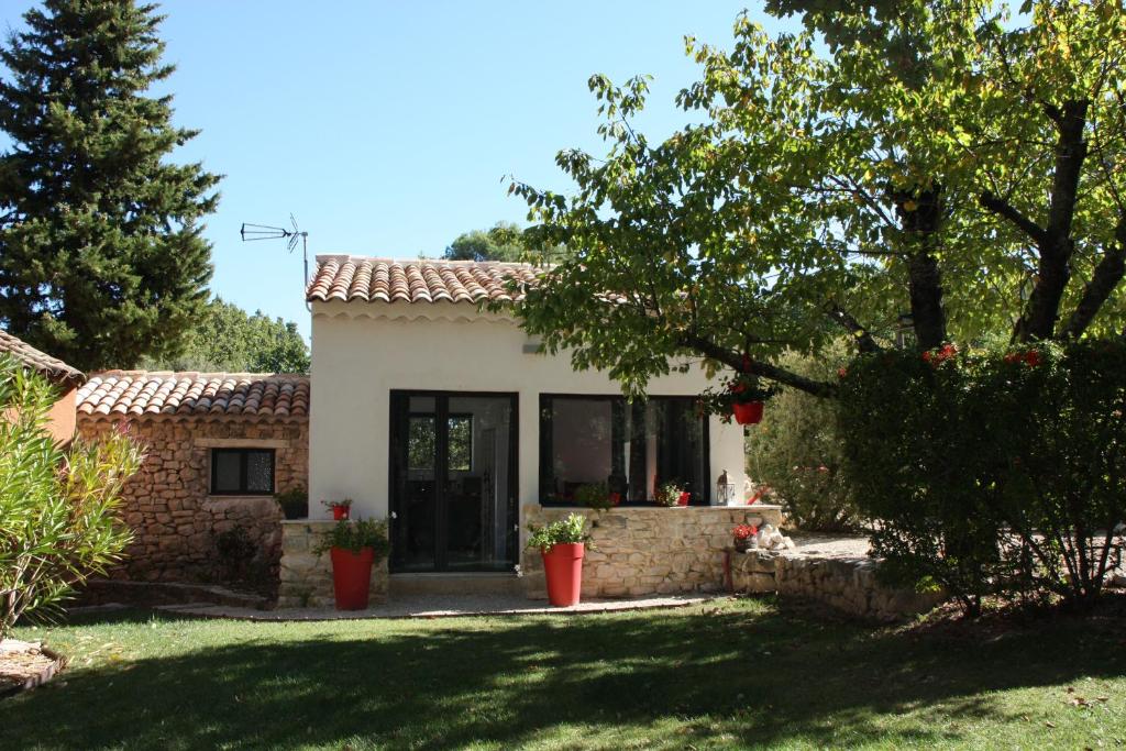 Maison de vacances Logis au milieu des pins Chemin de la Ricarde nr 340, 13610 Le Puy-Sainte-Réparade