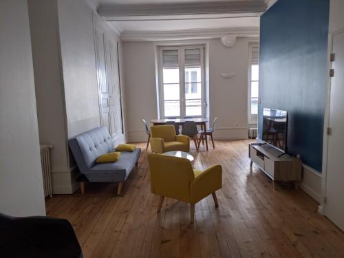 Appartement Logis de la Grande Rue, appartement cœur de ville, spacieux, lumineux 6 pers 1er étage 22 Grande Rue La Flèche