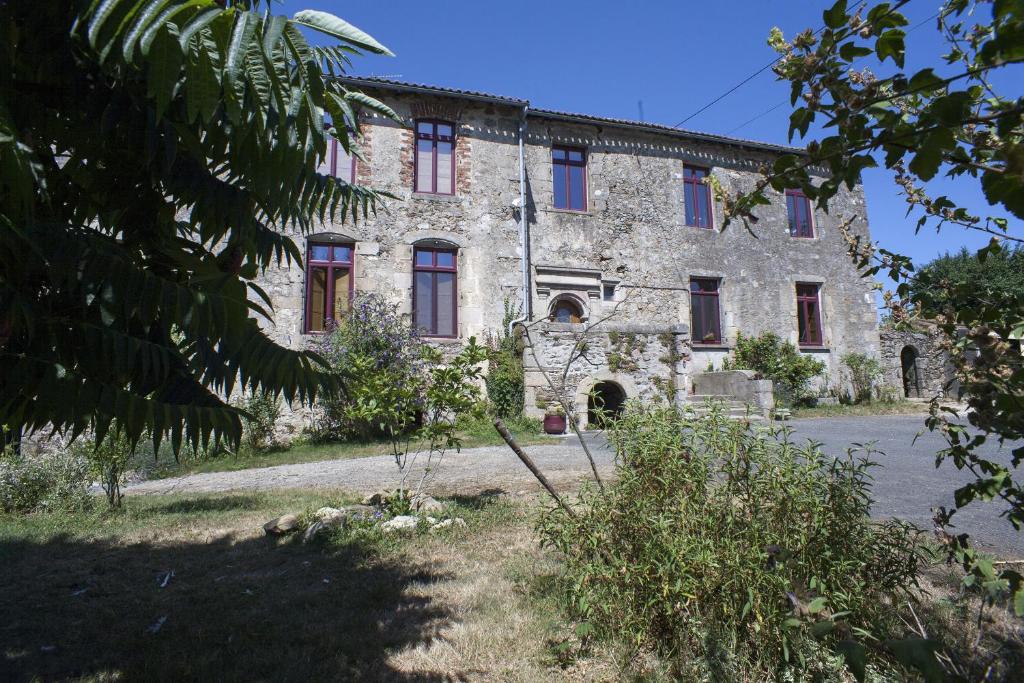 B&B / Chambre d'hôtes Logis de Riparfonds 36 bis route de riparfond, 79300 Bressuire