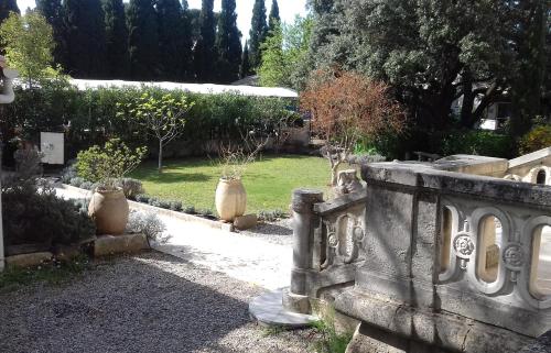 Logis Hôtel Résidence Les Cèdres Villeneuve-lès-Avignon france