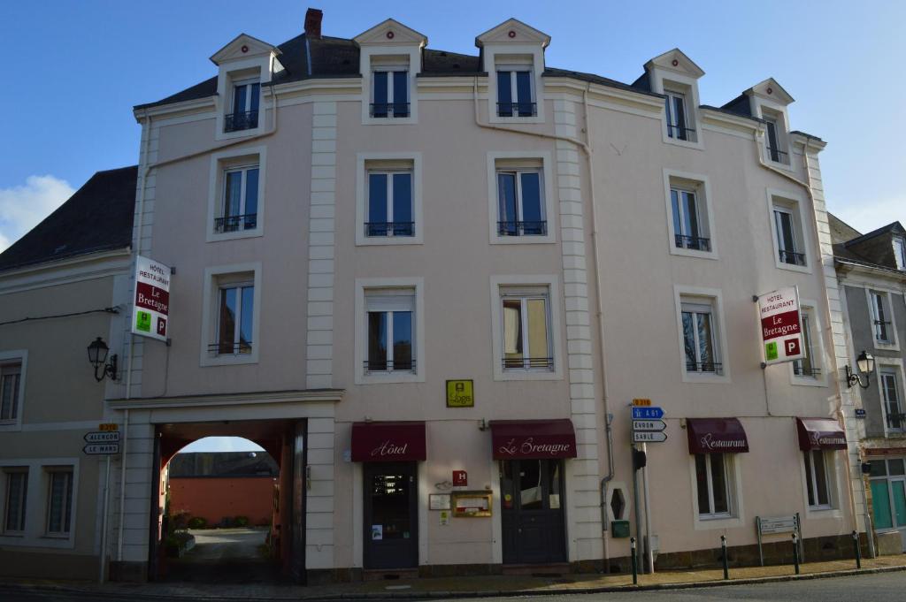 Hôtel Logis Le Bretagne 1, Place De La Croix D'or, 72140 Sillé-le-Guillaume