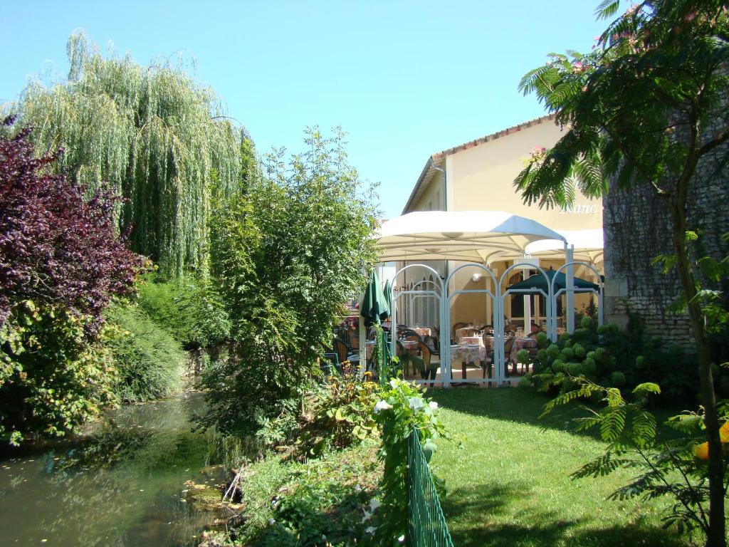 Hôtel Logis Le Cheval Blanc et Le Clovis 3 Rue De La Barre, 86190 Vouillé