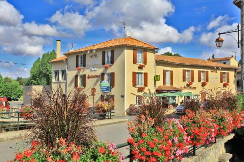 Logis Le Cheval Blanc et Le Clovis Vouillé france