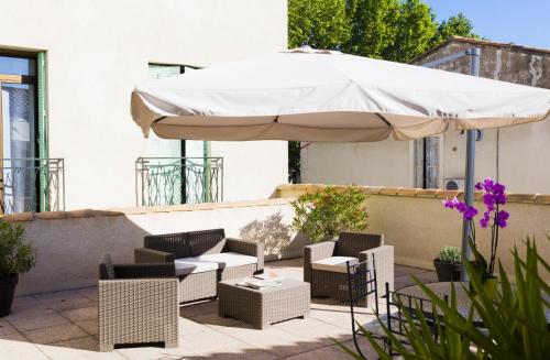 Logis Le Cours Saint-Gilles france