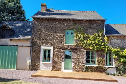 Longère indépendante avec terrain de tennis privé Saint-Maugan france