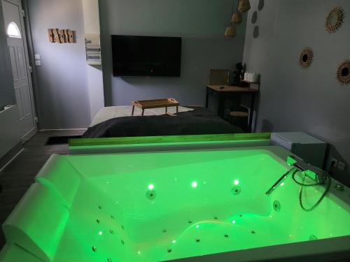 Chambre privative avec baignoire balneo