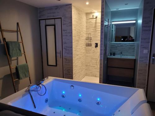 Chambre privative avec baignoire balneo