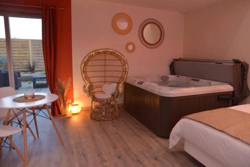 L'Evasion chambre DUNE avec sauna et spa privatifs