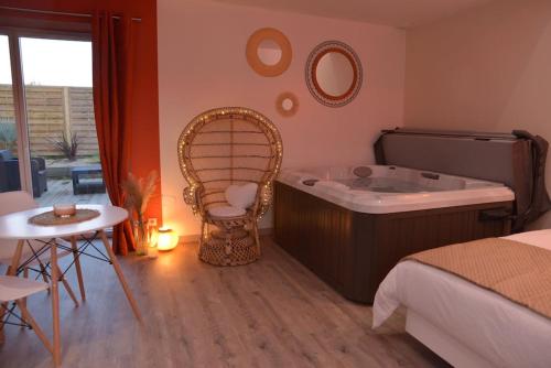 Love hôtel L'Evasion chambre DUNE avec sauna et spa privatifs 10 Rue des Pierres Giraud 44260 Prinquiau Pays de la Loire