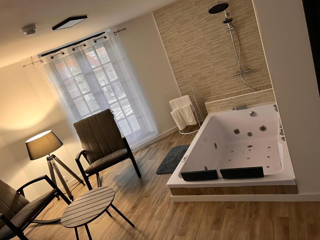 Love hôtel Magnifique Loft 35m2 Jacuzzi RVB NIGHT 1 200 Rue Jules Barni 80090 Amiens